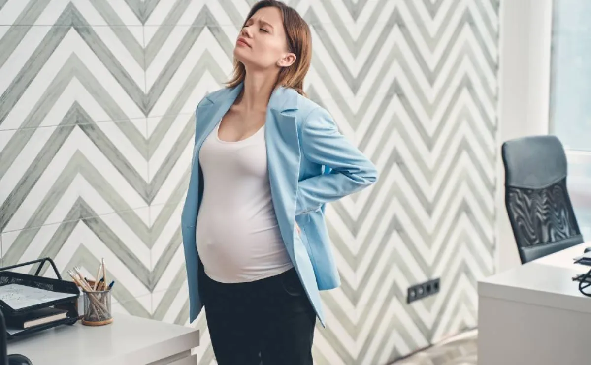 صورة لامرأة تتألم