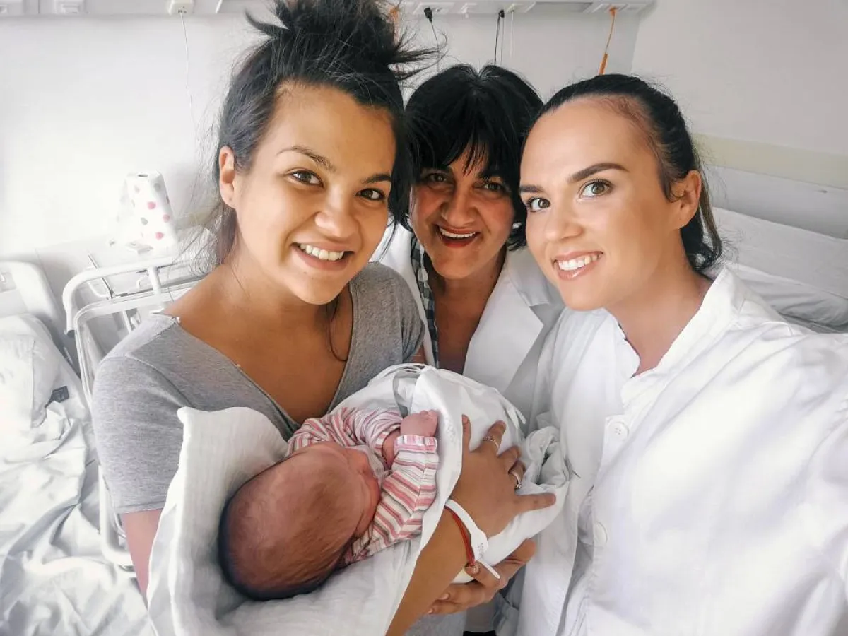 صورة لعائلة مع المولود الجديد