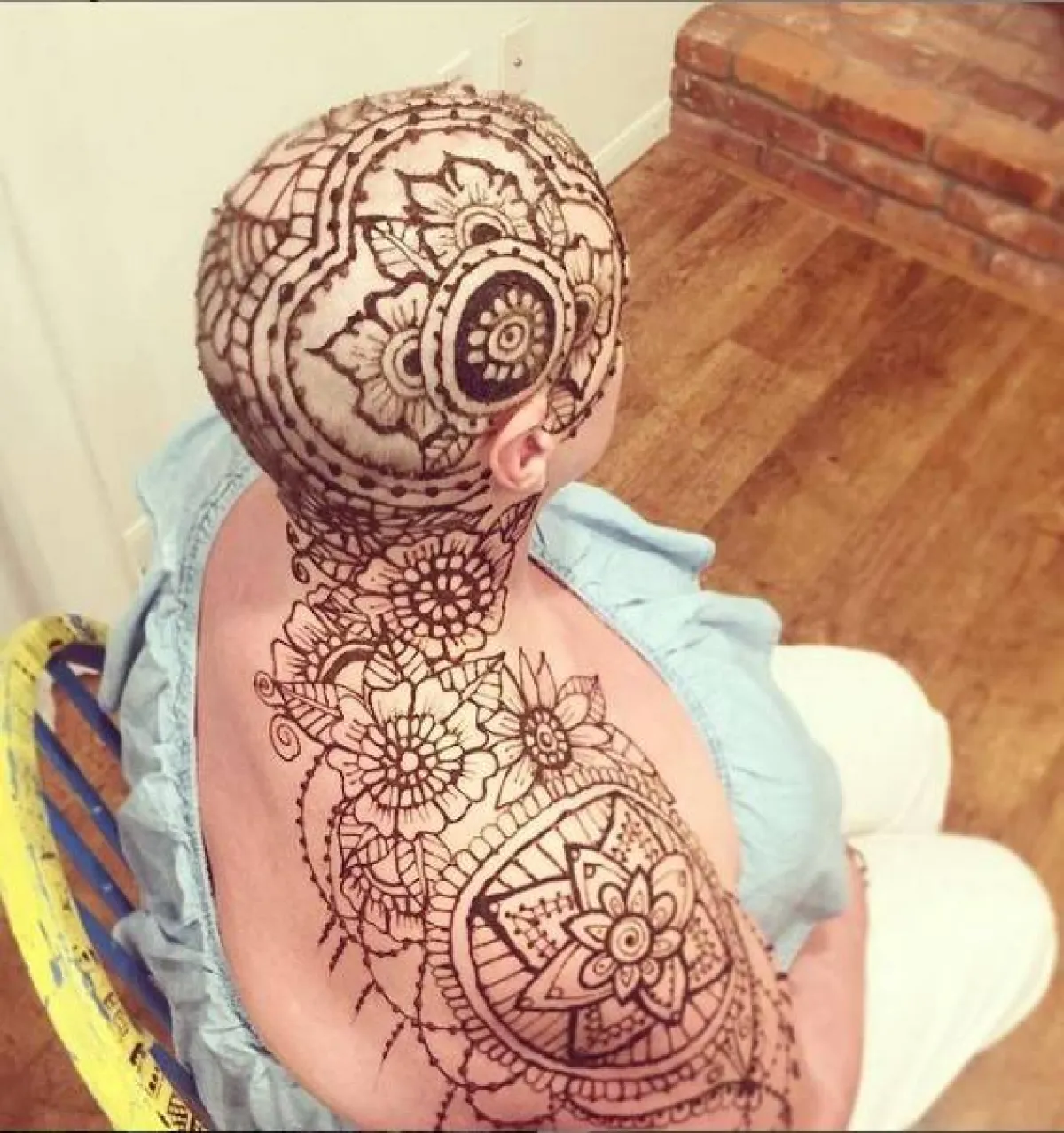 سيدة ترسم تاجاً من الحناء على رأسها وكتفها بعدما فقدت شعرها بسبب السرطان -الصورة من إنستجرام لين هيثرنجتون