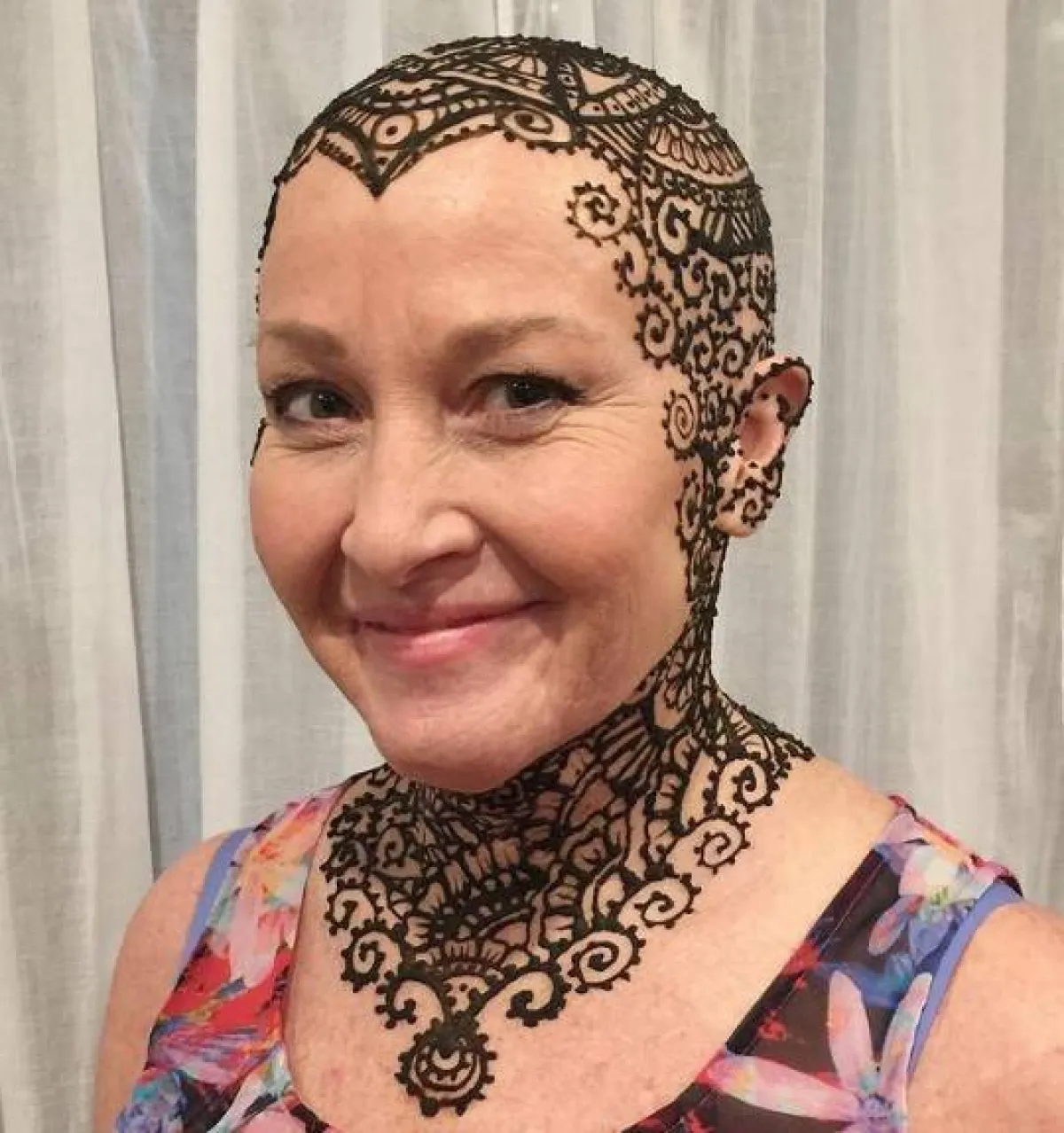 سيدة ترسم تاجاً من الحناء على رأسها ورقبتها بعدما فقدت شعرها بسبب مرض السرطان -الصورة من إنستجرام لين هيثرنجتون