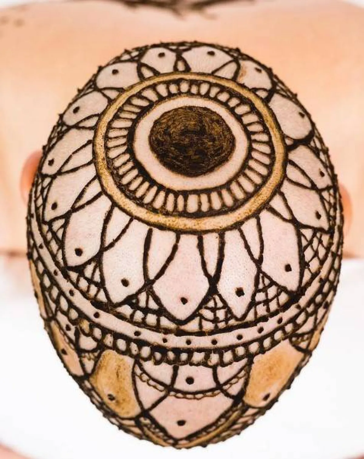 تاج حناء لإحدى المتعافيات من السرطان -الصورة من إنستجرام لين هيثرنجتون