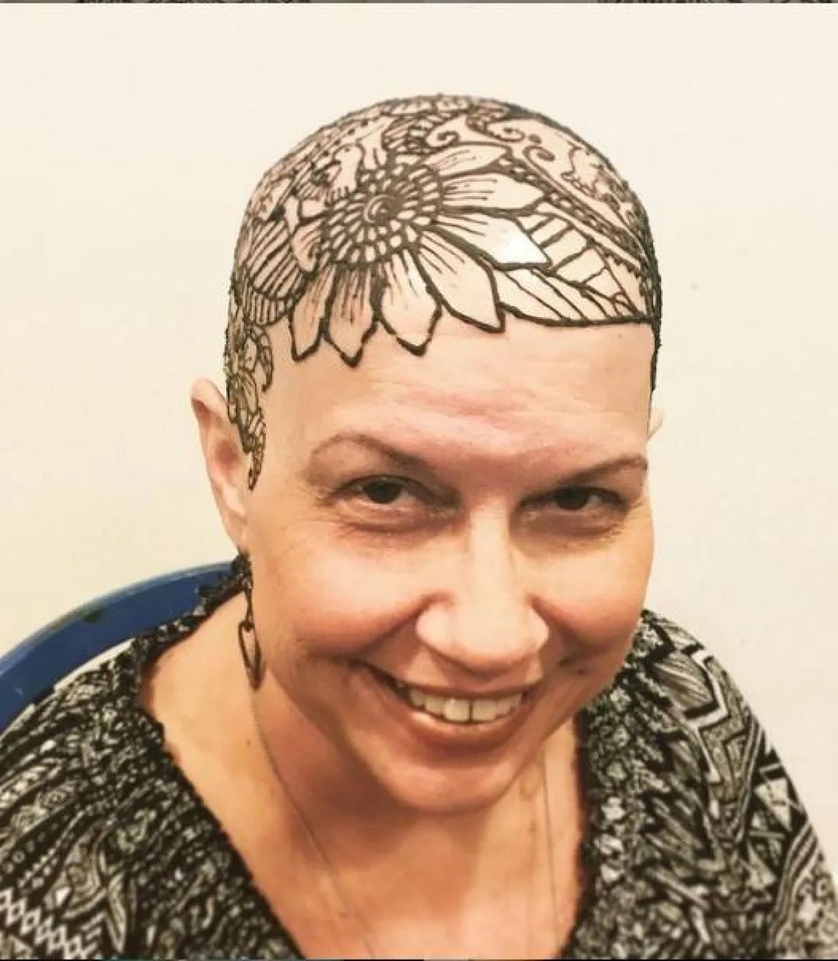 تاج حناء لإحدى المتعافيات من السرطان -الصورة من إنستجرام لين هيثرنجتون