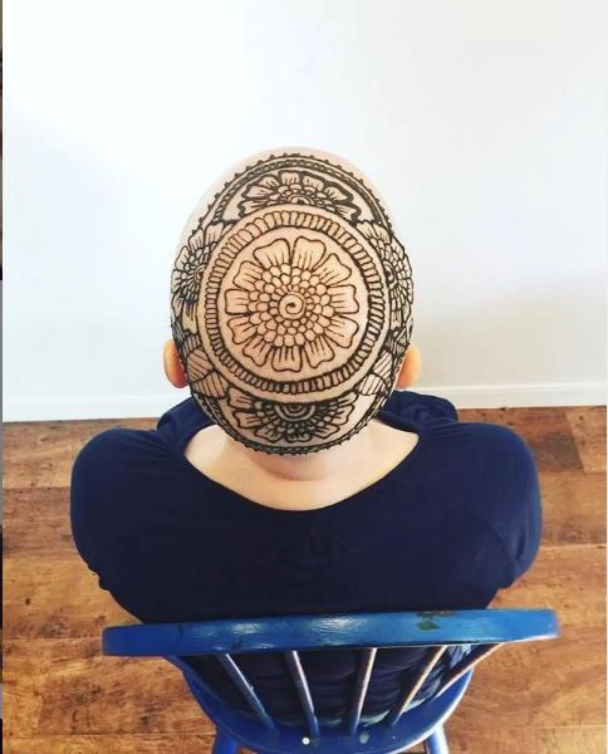 إحدى المتعافيات من السرطان تضع تاج الحناء- الصورة من إنستجرام لين هيثرنجتون