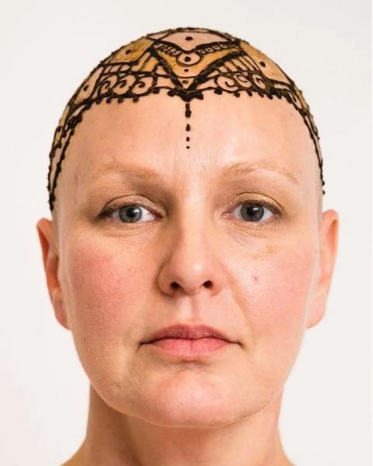 إحدى المتعافيات من السرطان تضع تاج الحناء -الصورة من إنستجرام لين هيثرنجتون