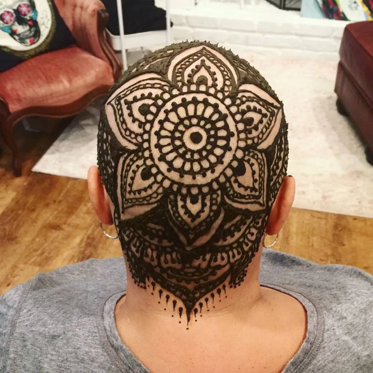 إحدى المتعافيات من السرطان تضع تاج الحناء- الصورة من إنستجرام لين هيثرنجتون