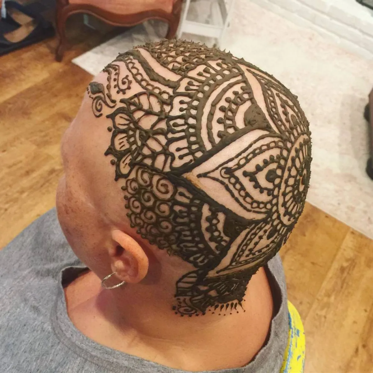 إحدى المتعافيات من السرطان تضع تاج الحناء -الصور ةمن إنستجرام لين هيثرنجتون