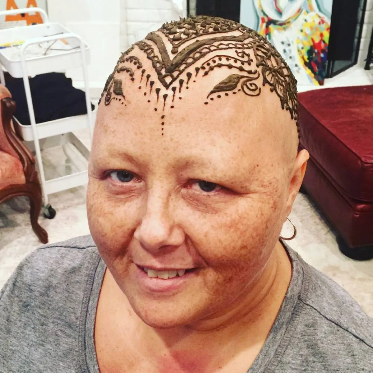 إحدى المتعافيات من السرطان تضع تاج الحناء-الصورة من إنستجرام لين هيثرنجتون