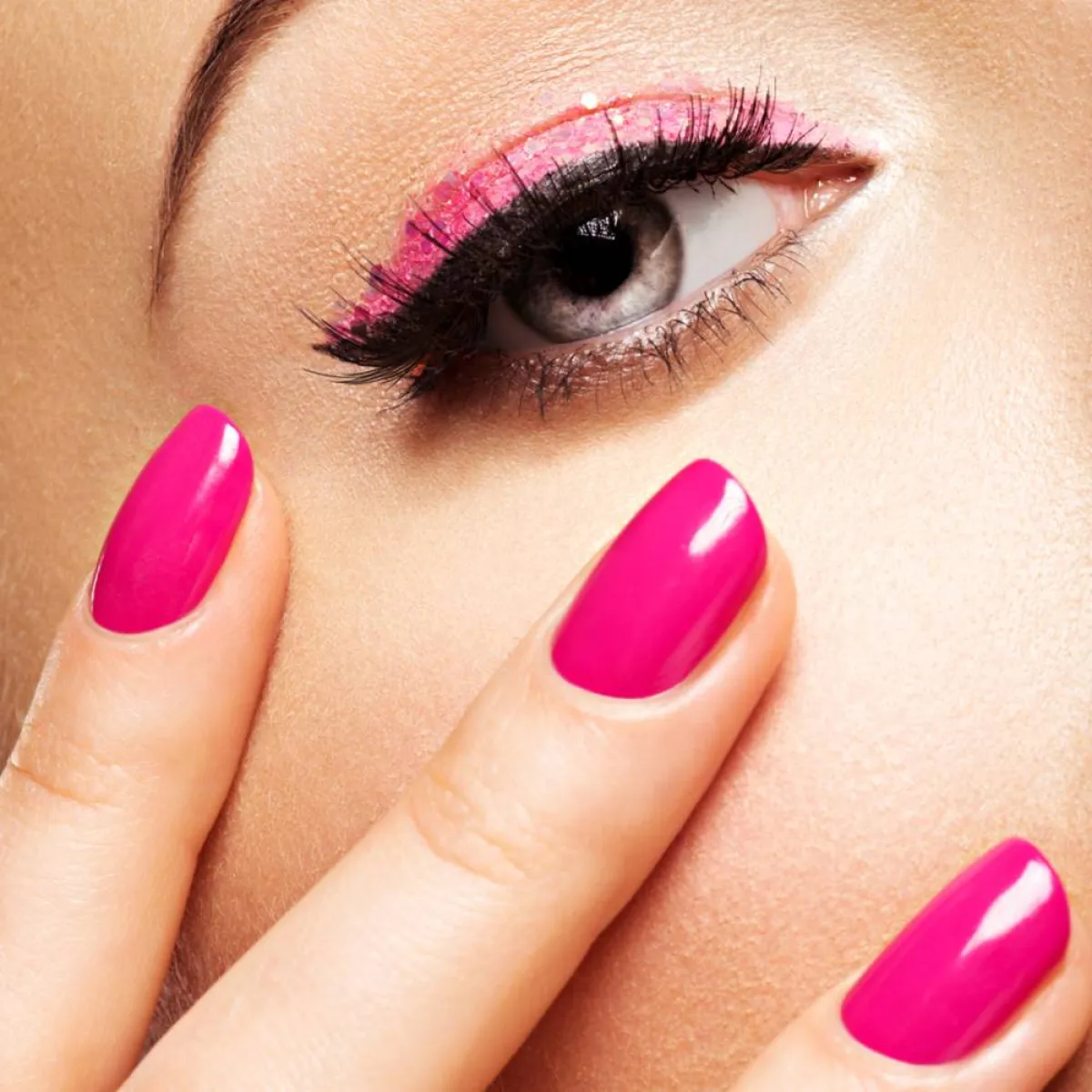 مناكير باللون الوردي بأجمل الموديلات