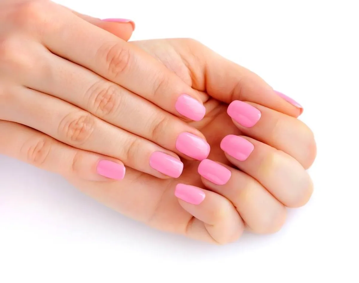 مناكير باللون الزهري تضامناً مع مرضى سرطان الثدي