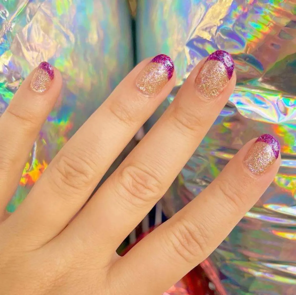 مناكير لامع - الصورة من حساب zoyanailpolish الخاص على إنستغرام