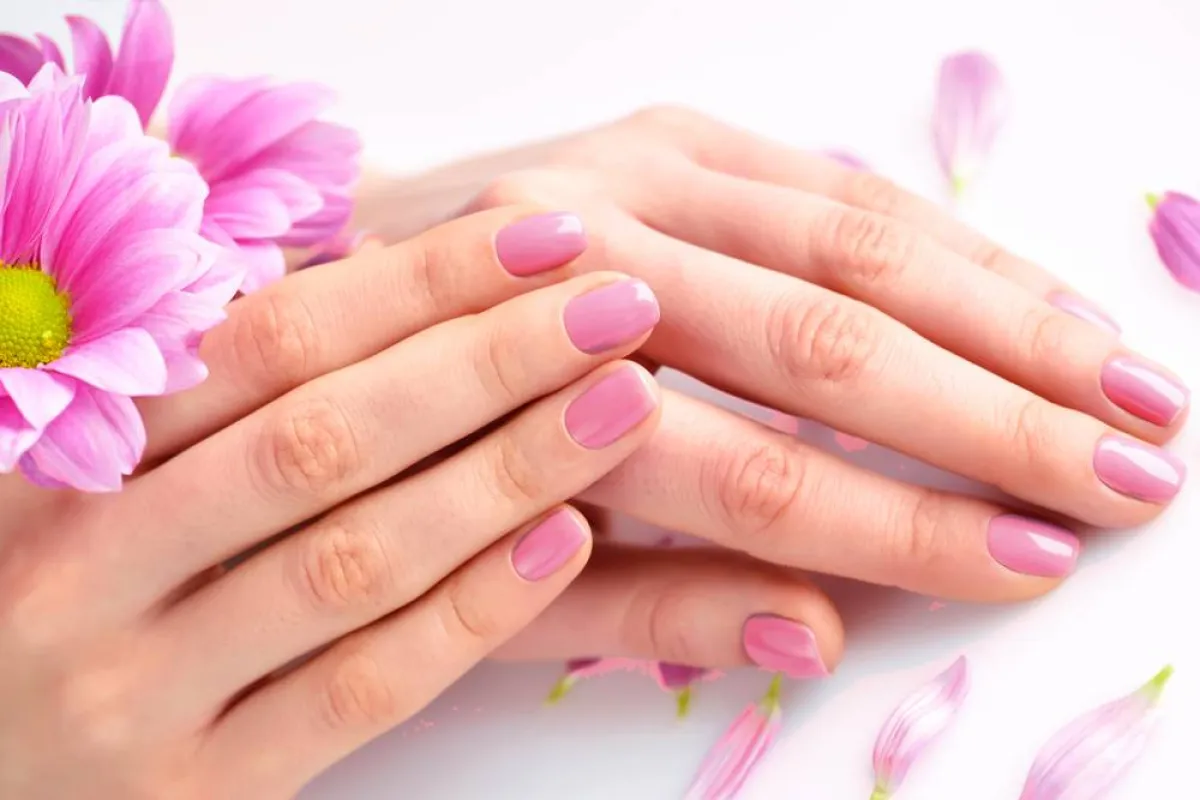 مناكير باللون الوردي بأجمل الموديلات