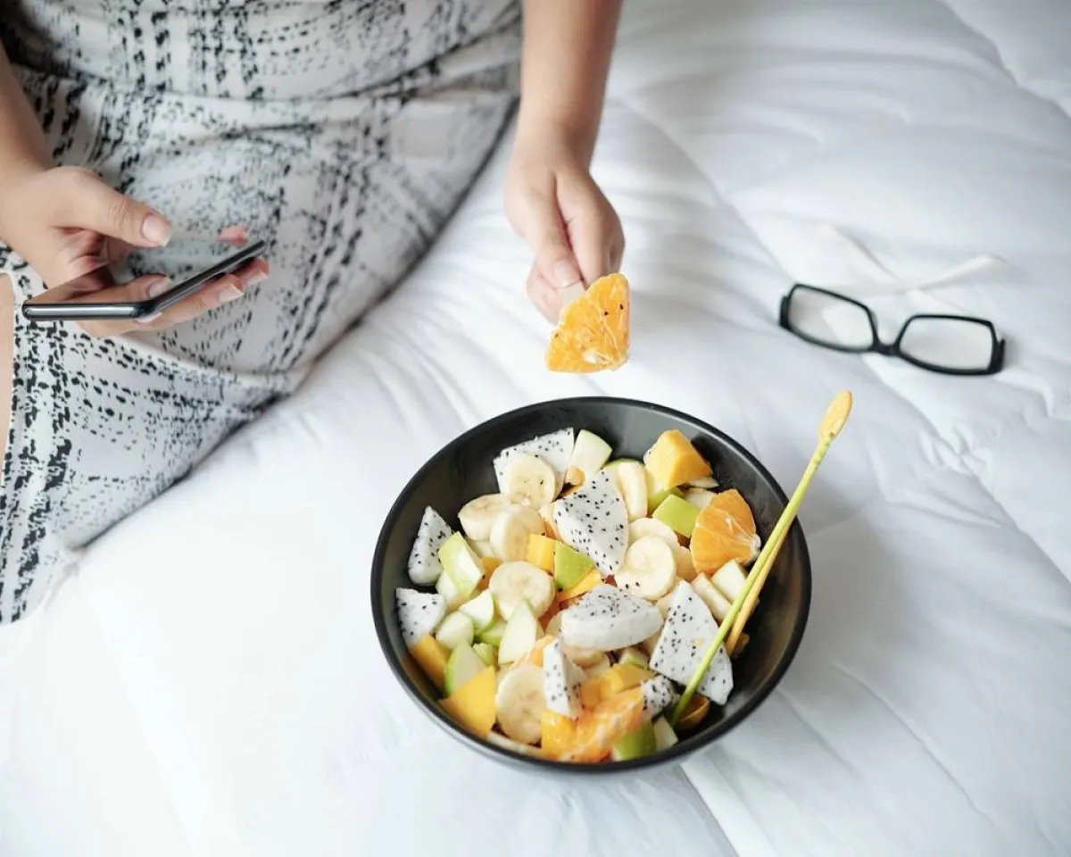 صورة لحامل تتناول الفاكهة والخضراوات 