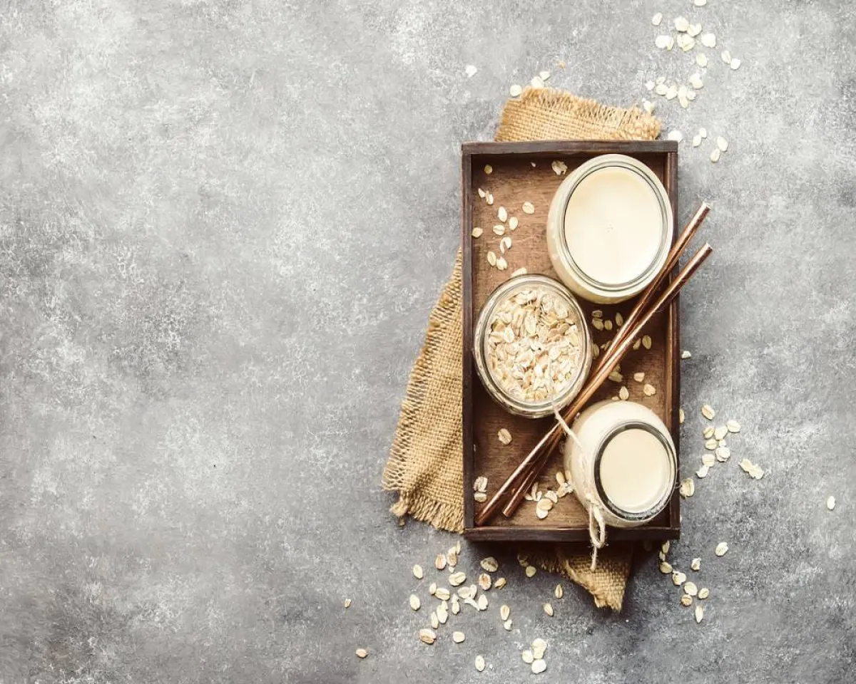 كوب من الشوفان وحليب الشوفان 