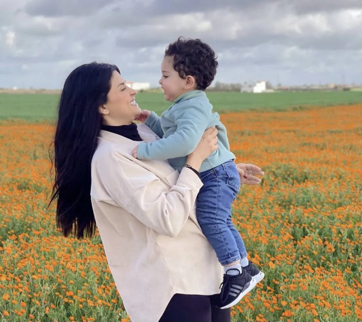 سلمى رشيد وابنها ينيس - الصورة من حسابها على انستغرام