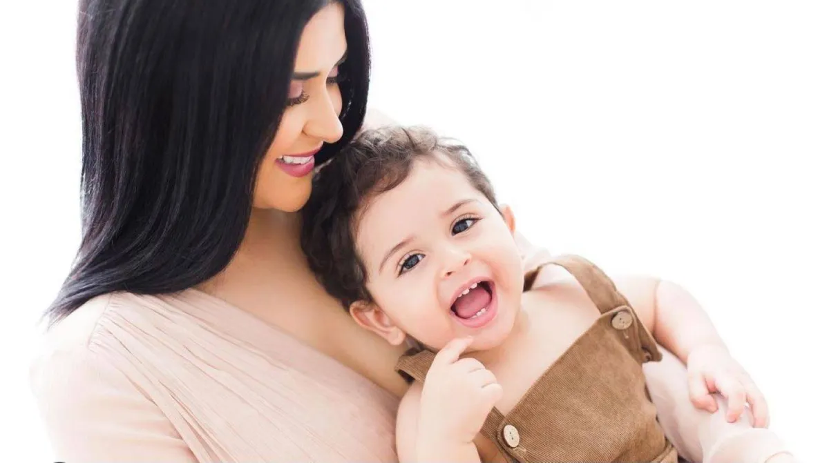 سلمى رشيد وابنها ينيس - الصورة من حسابها على انستغرام