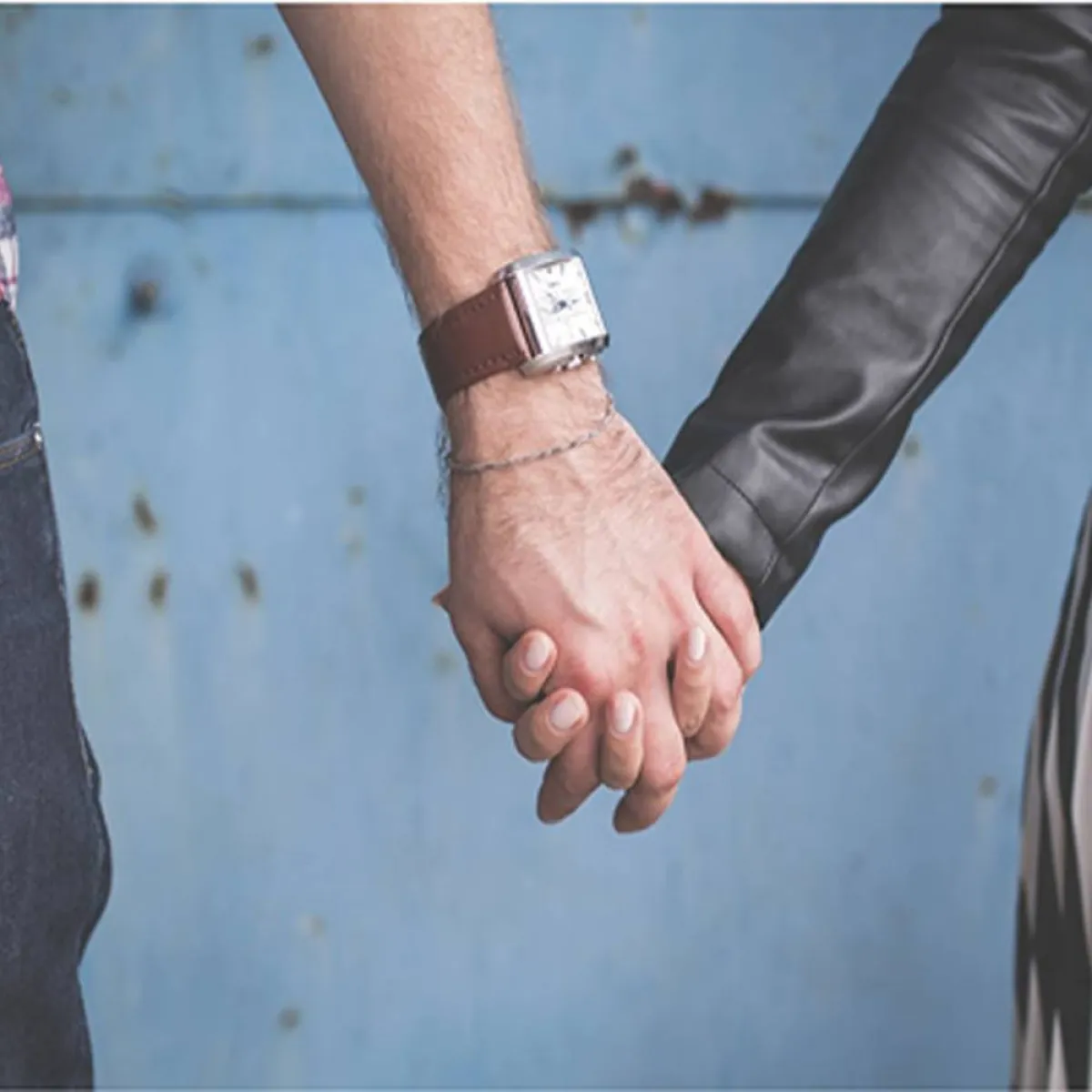 رجل يمسك يد زوجته لدعمها