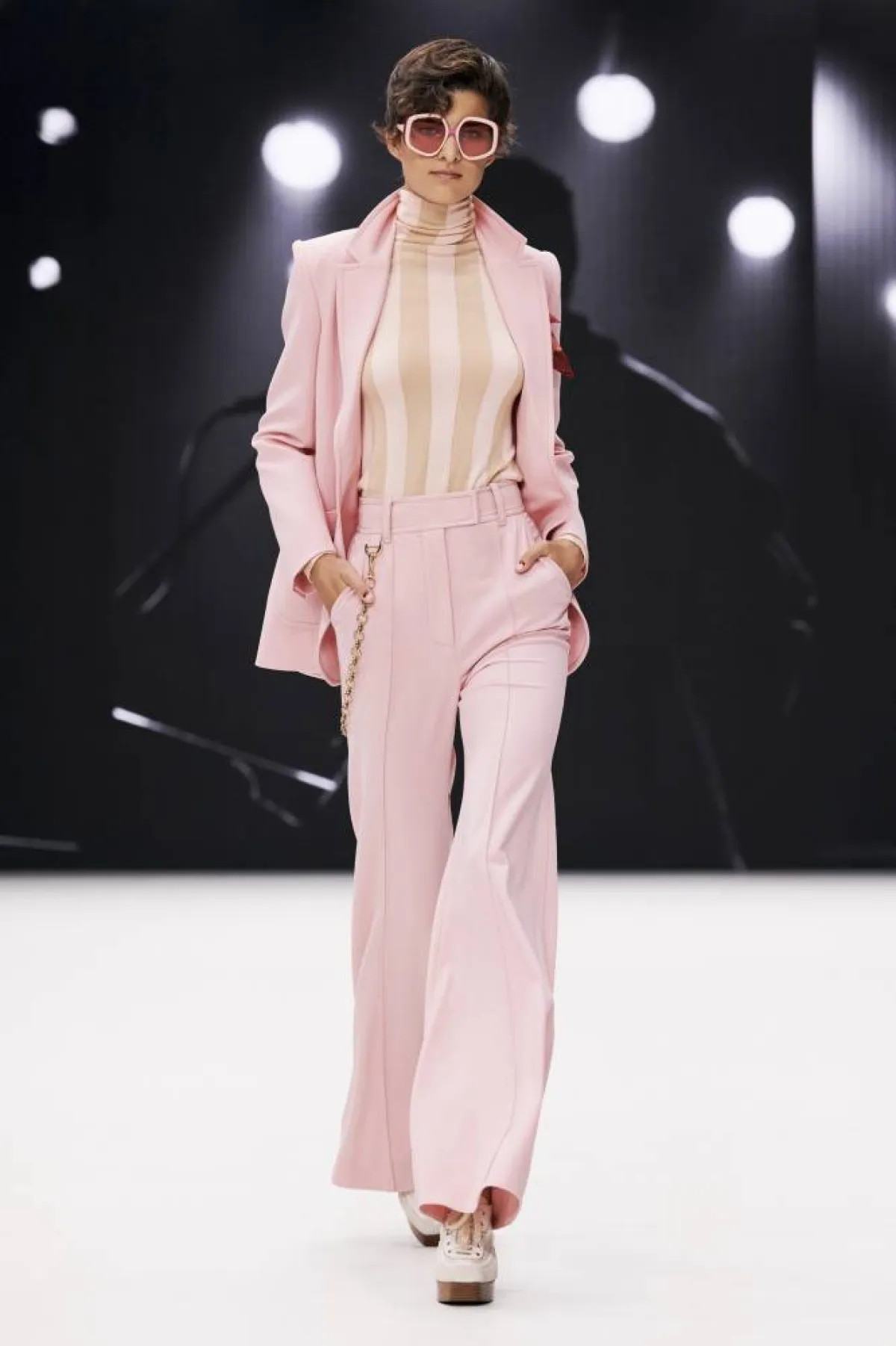 ملابس كلاسيكية باللون الوردي