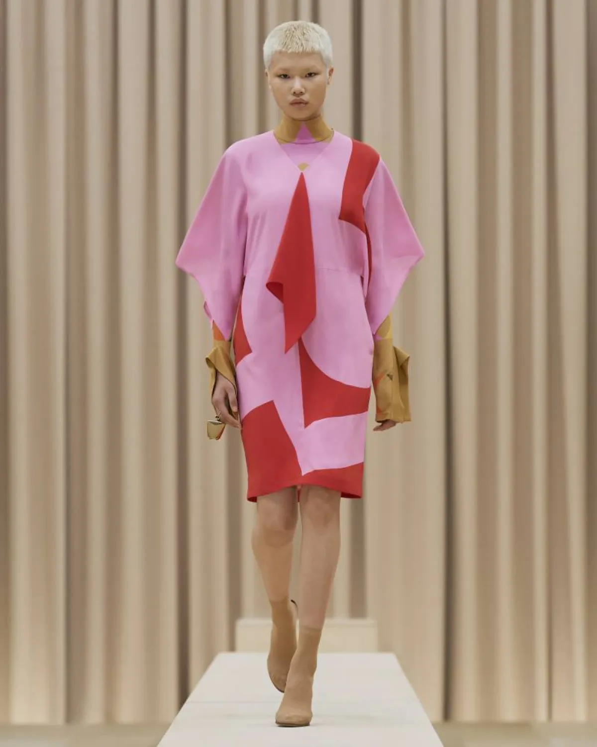 ملابس راقية باللون الوردي