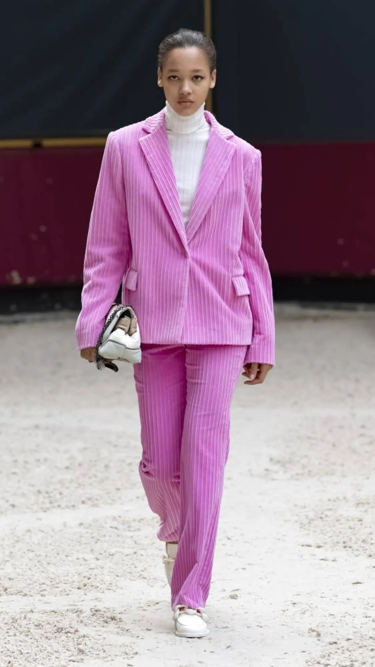 ملابس رسمية باللون الوردي