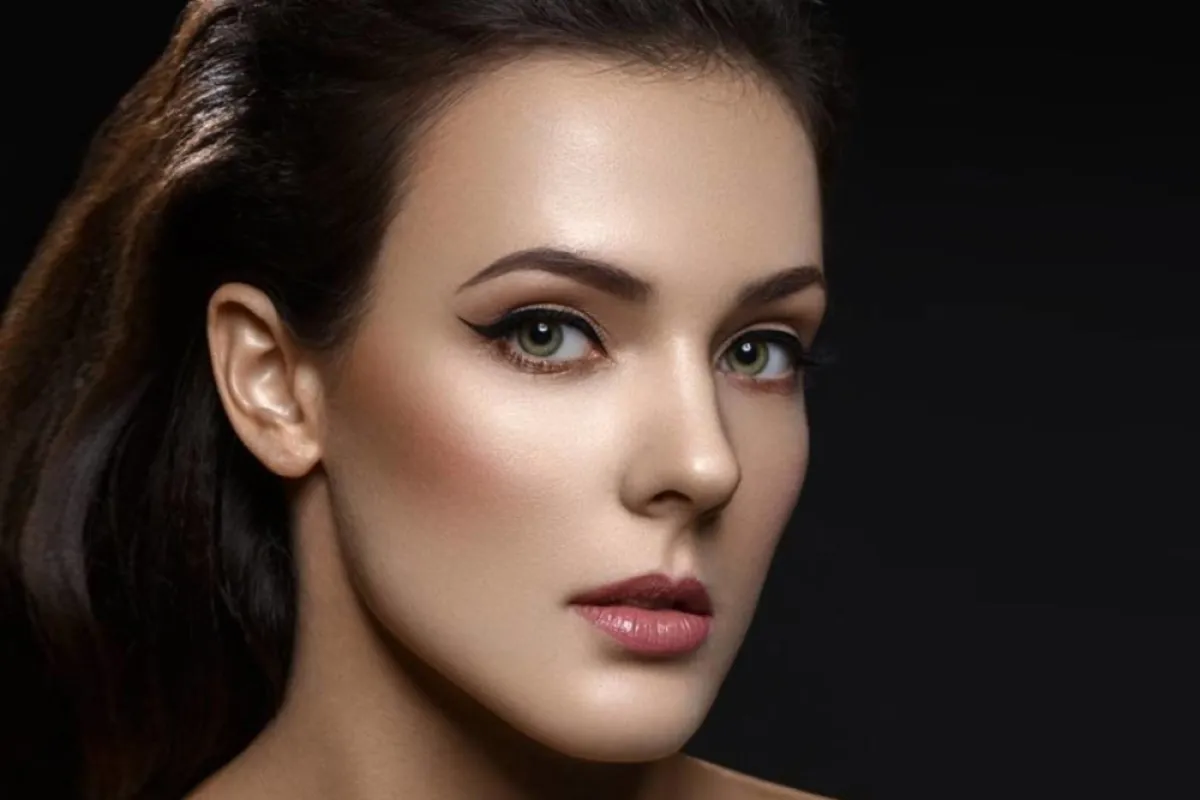 تقنيات في عالم التجميل للحصول على عيون القطة