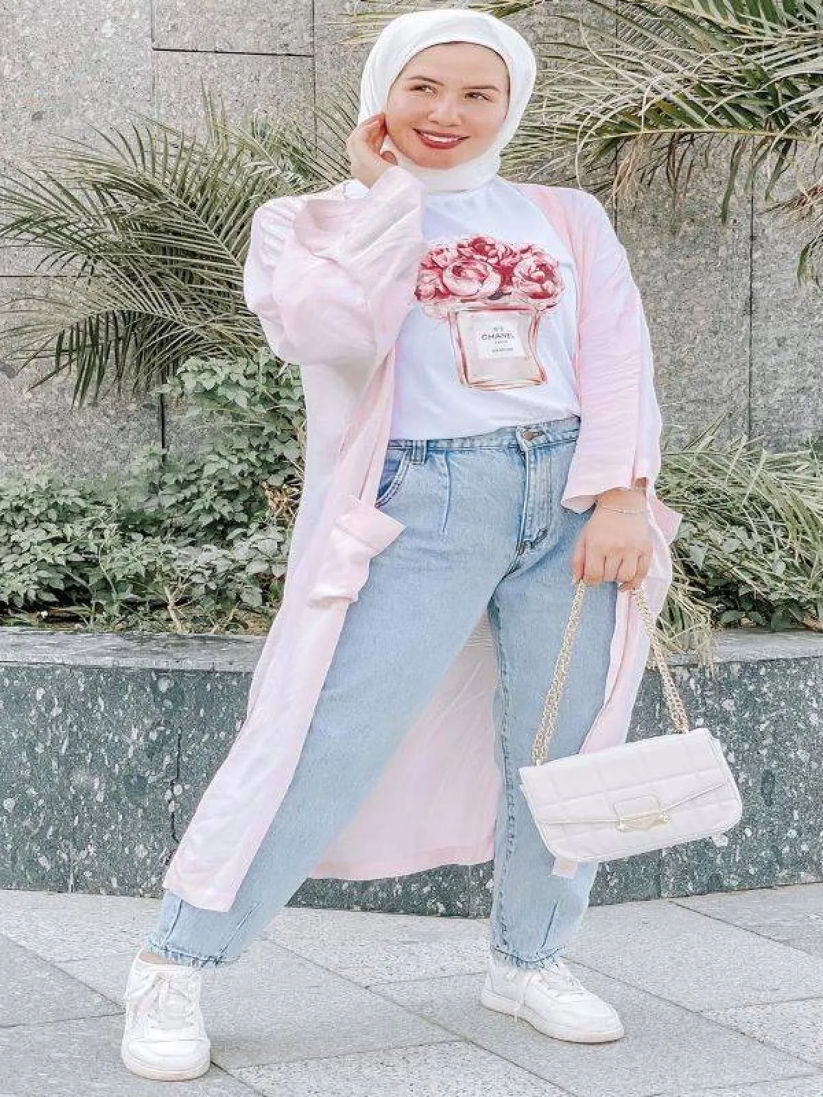 سلمى عبد العظيم بمعطف زهري ناعم -الصورة من حسابها على الانستغرام