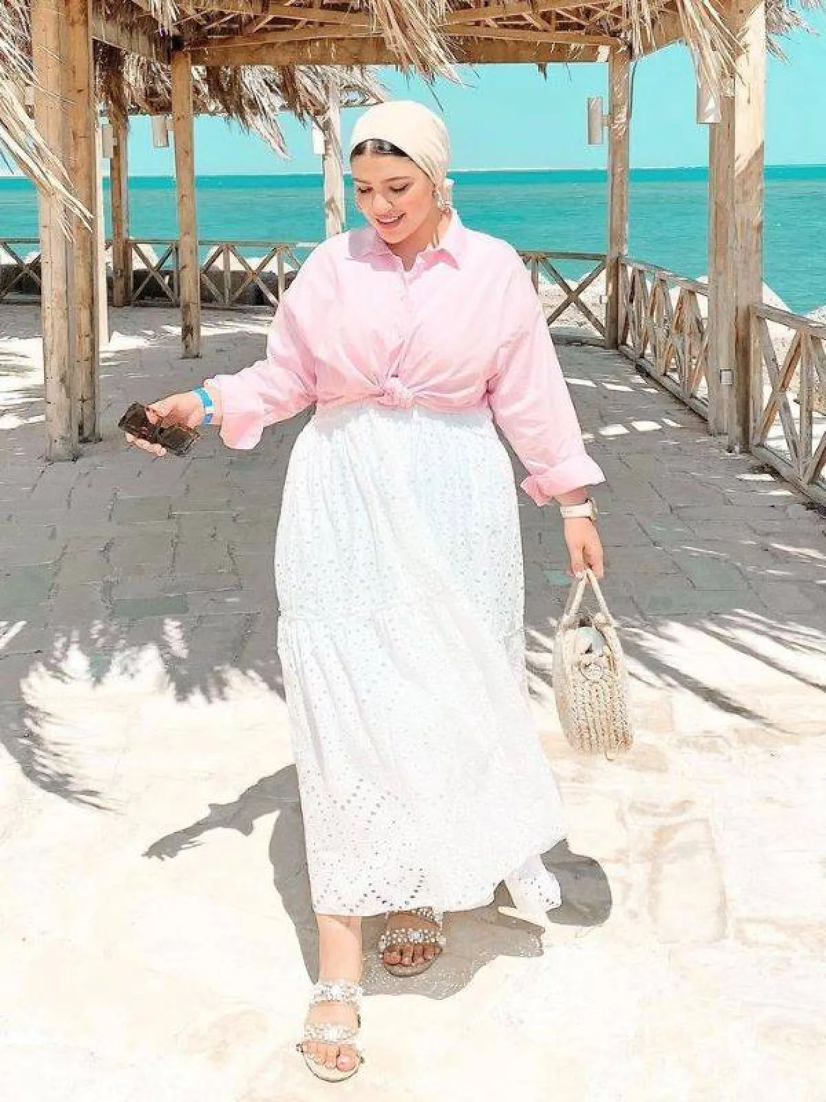 تنسيق القميص الزهري بأسلوب دينا رزق -الصورة من حسابها على الانستغرام