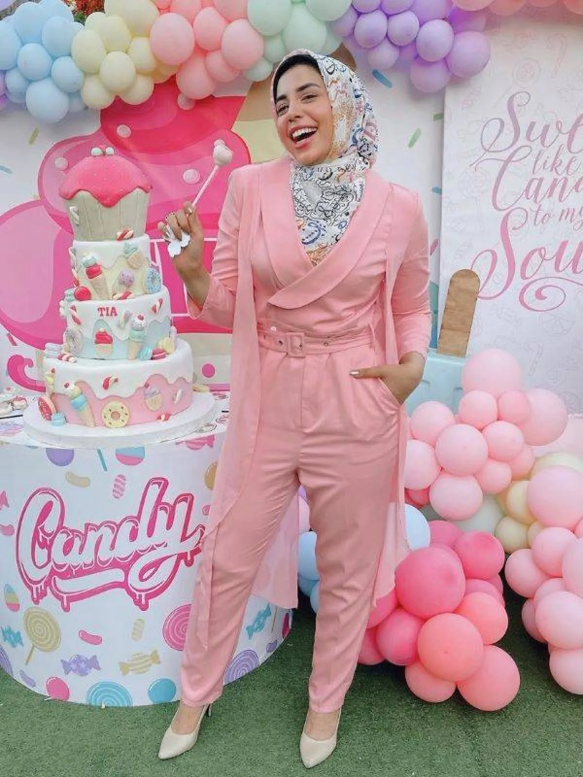 آية مكرم بالجمبسوت الزهري -الصورة من حسابها على الانستغرام