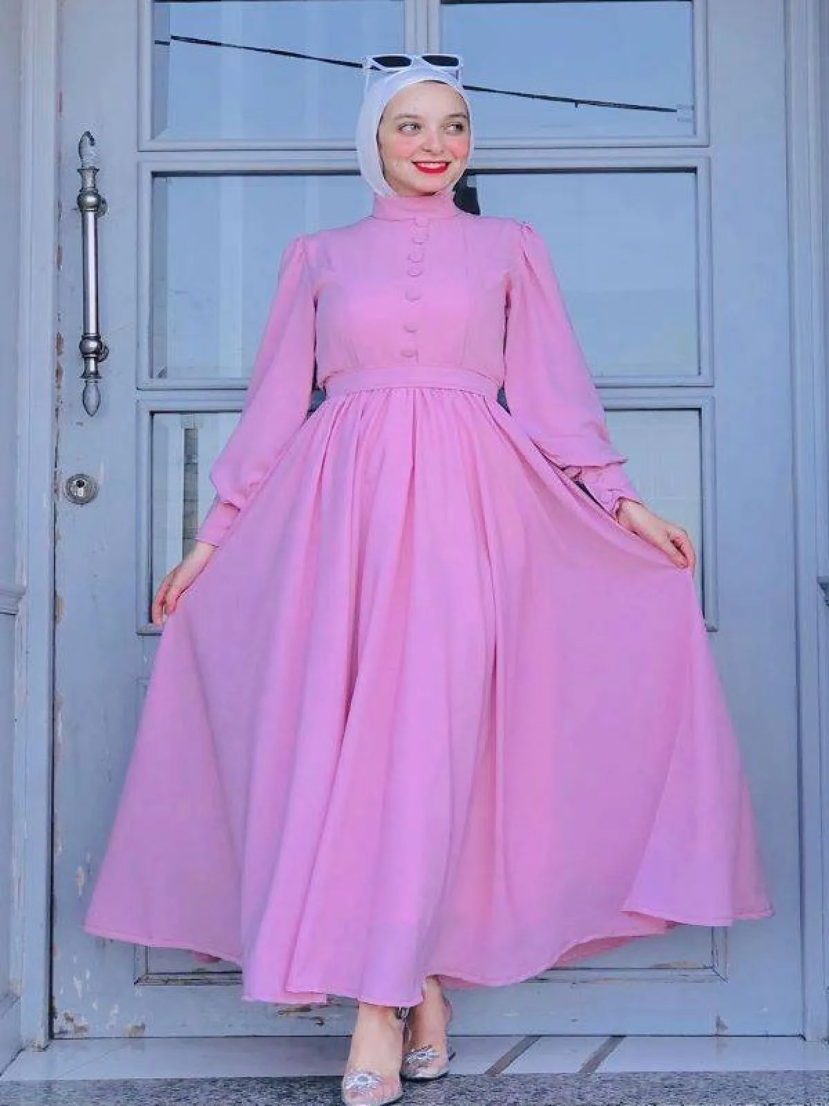 ميار محمود بفستان زهري برقبة مرتفعة -الصورة من حسابها على الانستغرام