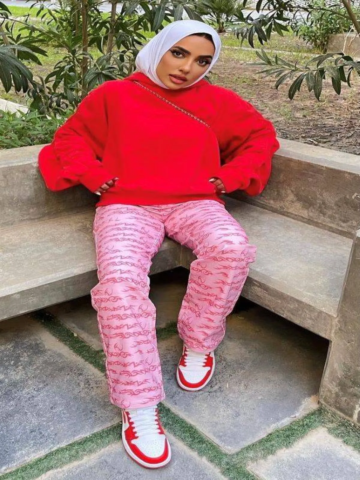 تنسيق البنطلون الزهري المطبع من عايشة العقيل -الصورة من حسابها على الانستغرام