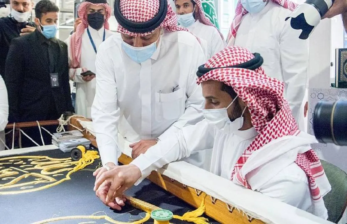 القصبي في أحد أجنحة المعرض. المصدر (واس)