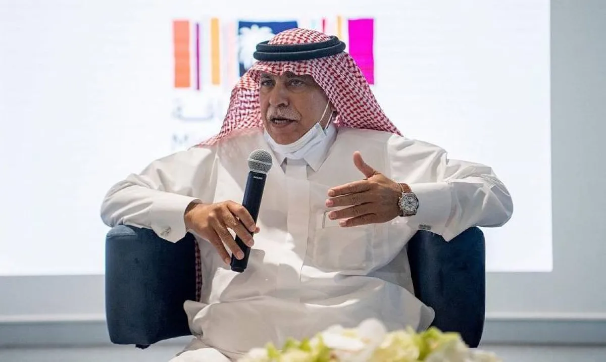 أثناء حديثه مع المثقفين والإعلاميين. المصدر (واس)