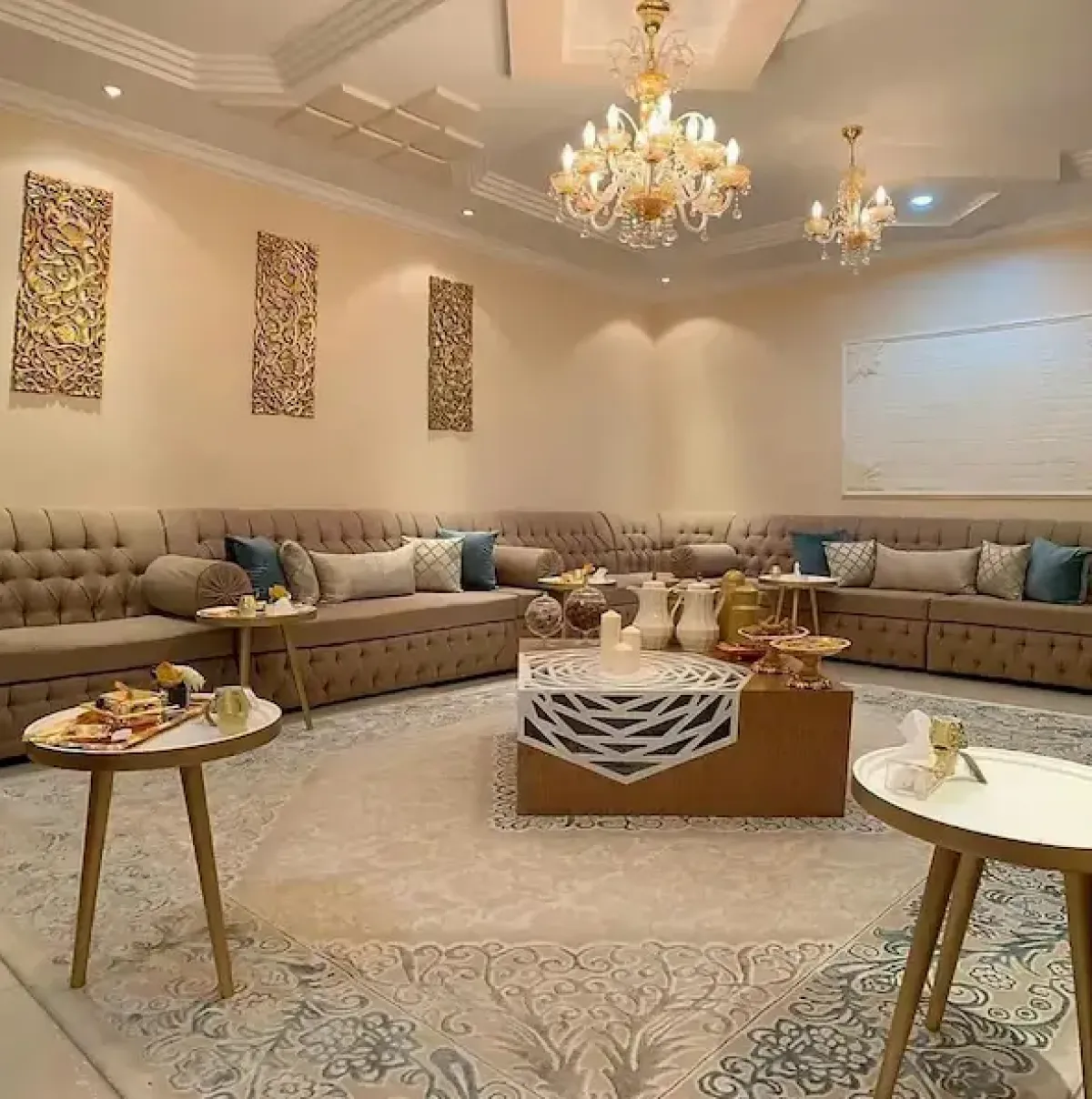 مجلس نسائي جذّاب