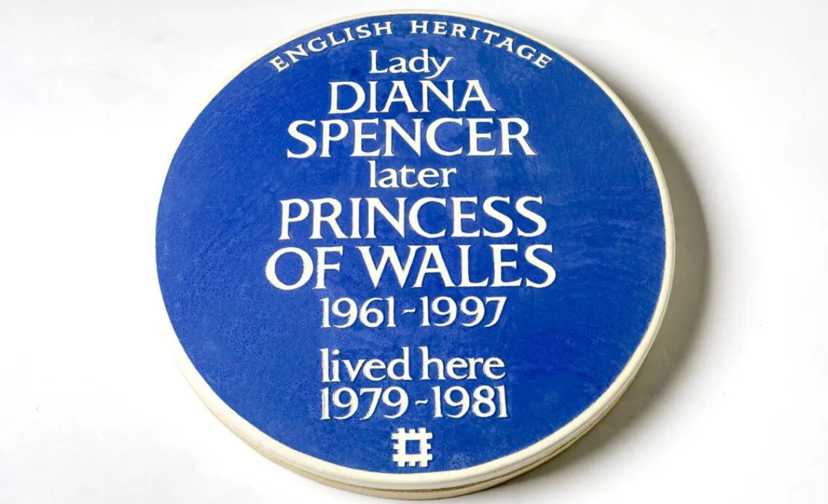 اللوحة الزرقاء- الصورة من موقع Royal Central