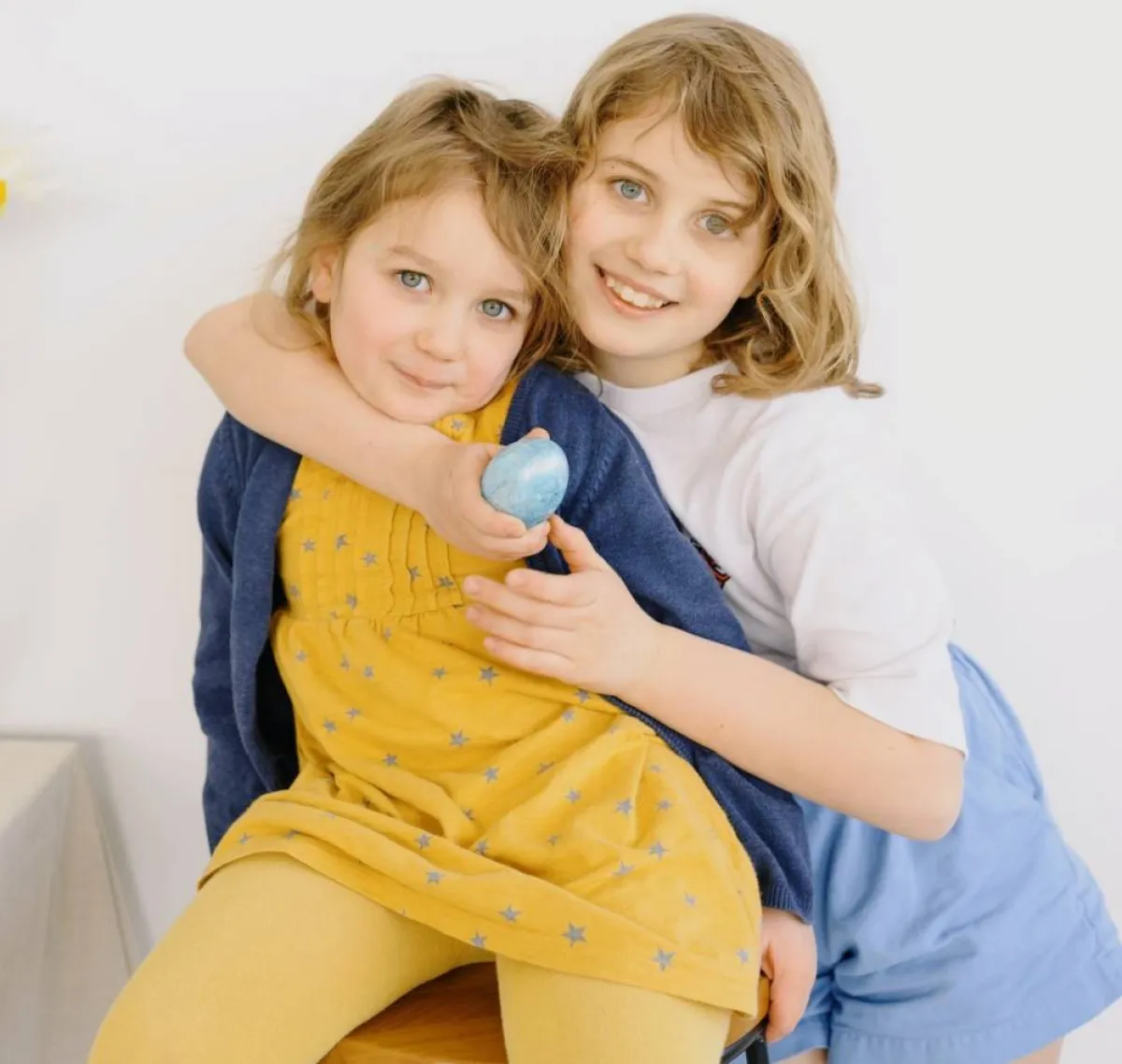 صورة لفتاتين