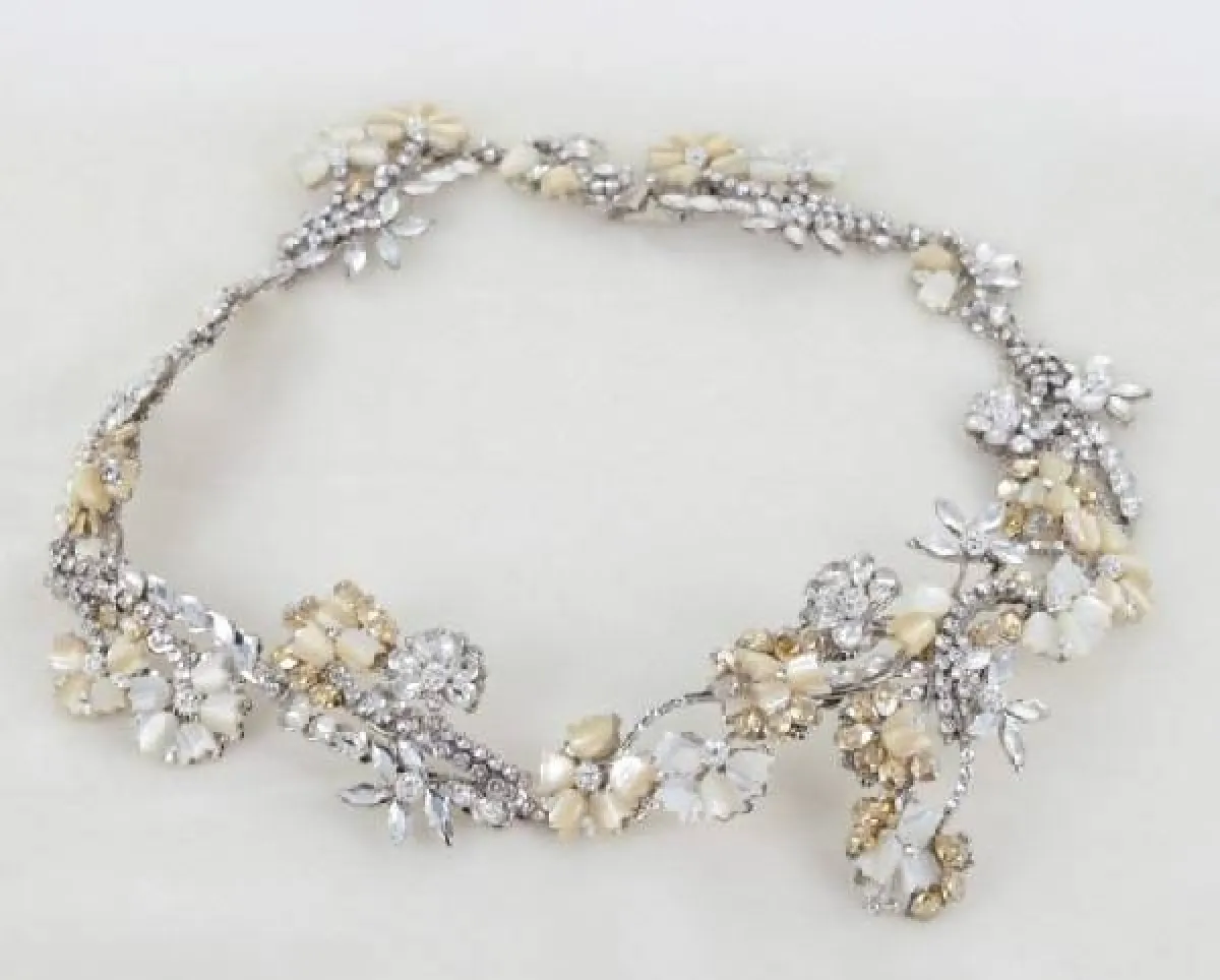 تاج من ورود الماس من Maria Elena