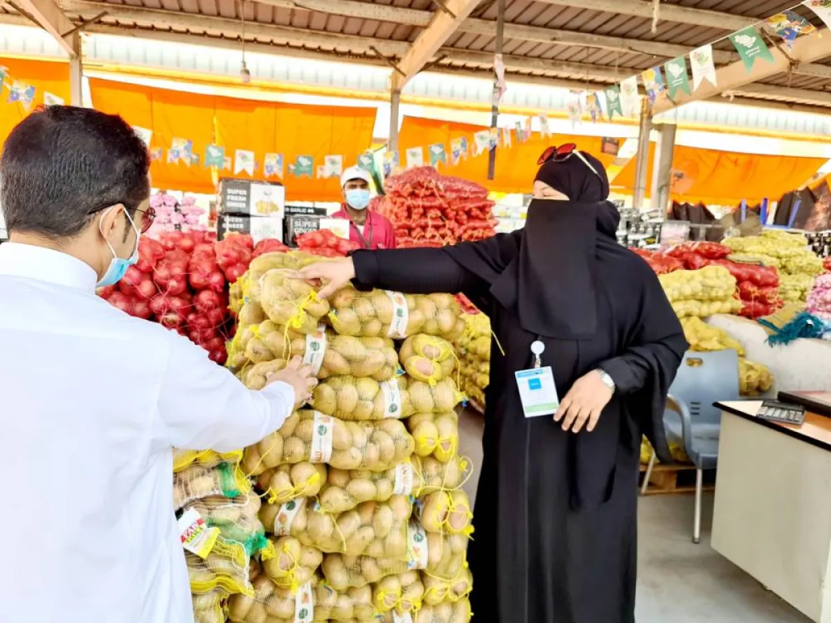 تعرفوا على أول دلالة في سوق الخضار بجدة 