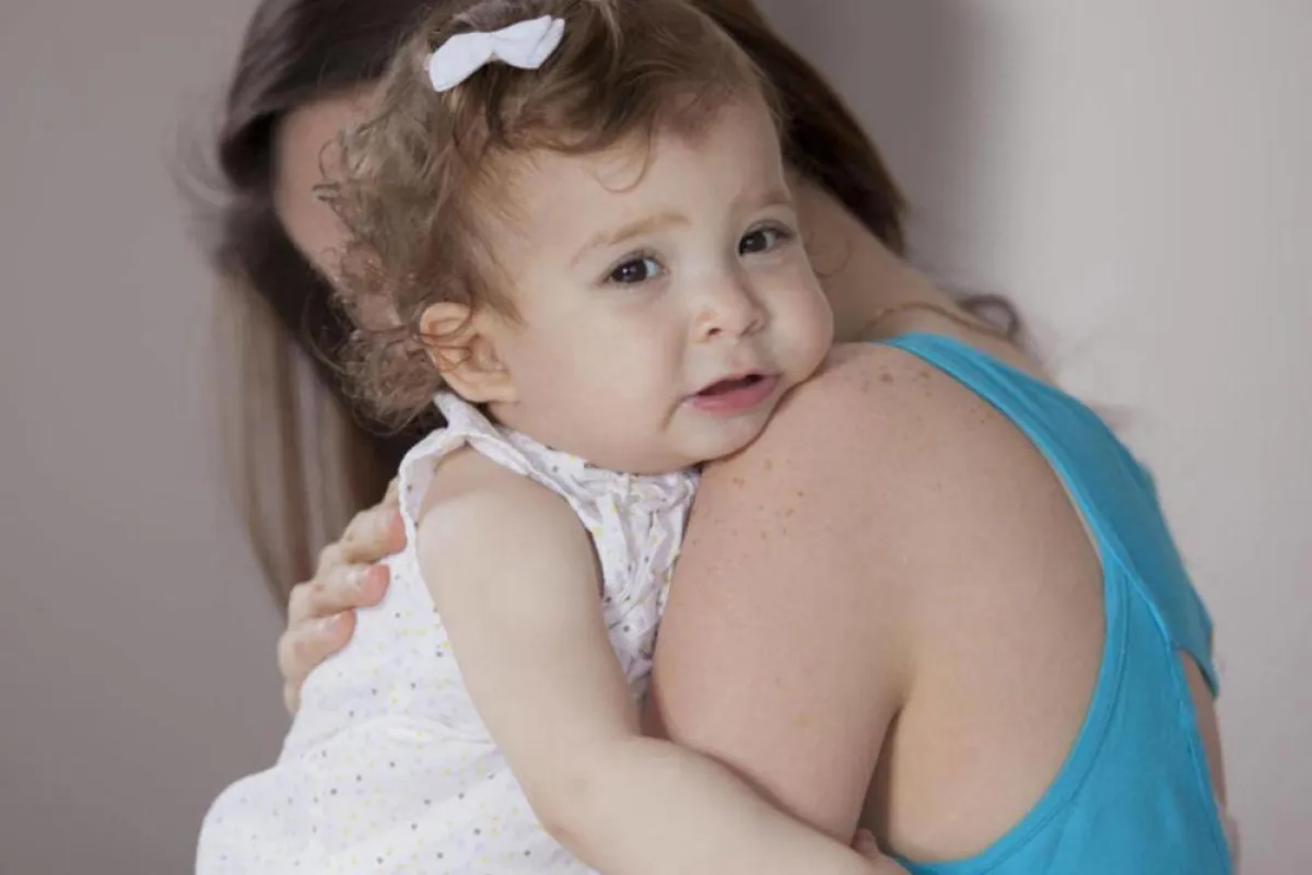 صورة لأم تحمل ابنتها