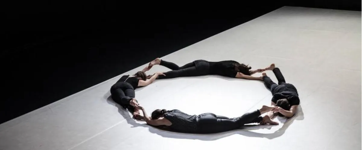 عرض سيدات يرقدن فى دائرة