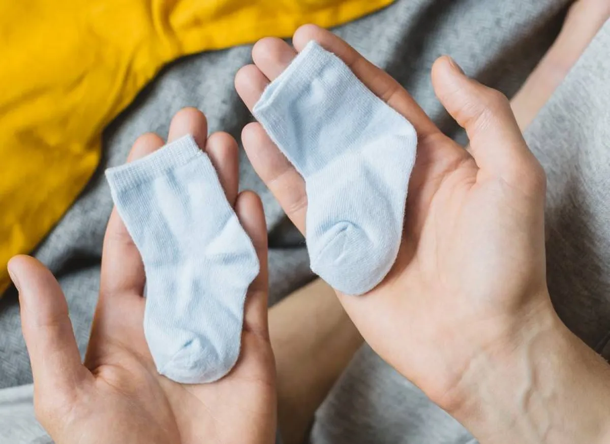 صورة لأم تحمل جورب رضيعها