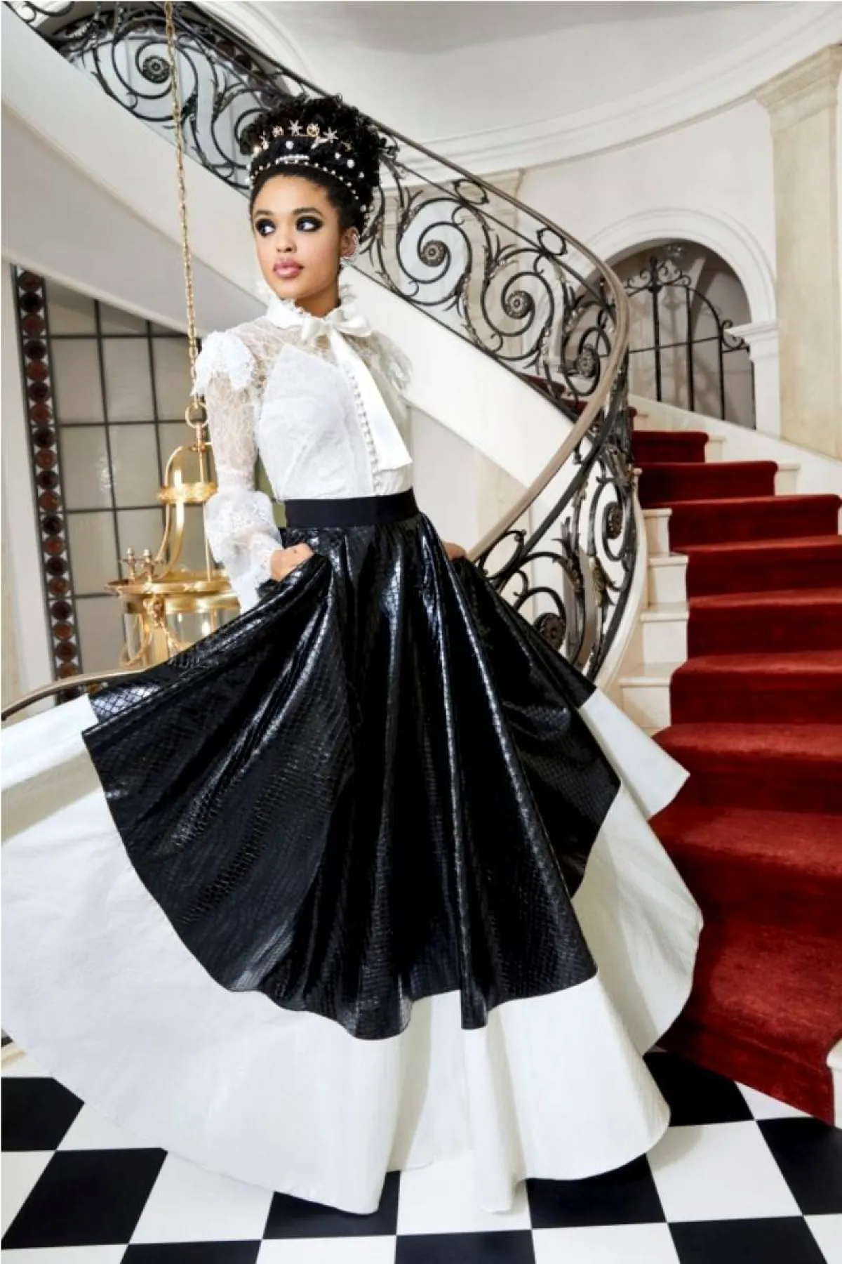 تنورة طويلة مع القميص الابيض من اليس واوليفيا   Alice & Olivia