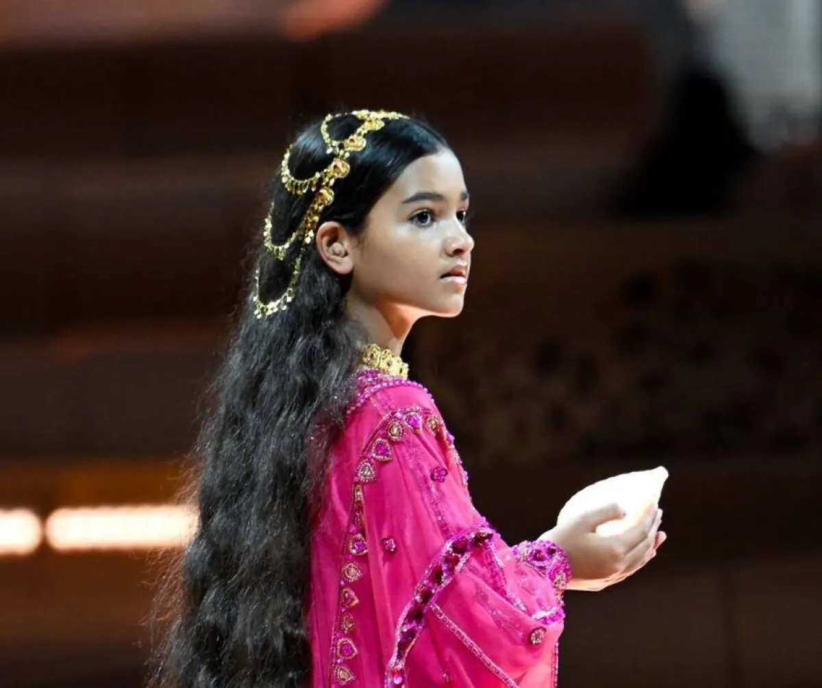 الطاسة هي القطعة الذهبية الثقيلة التي تغطي قمة الرأس والجانبين 