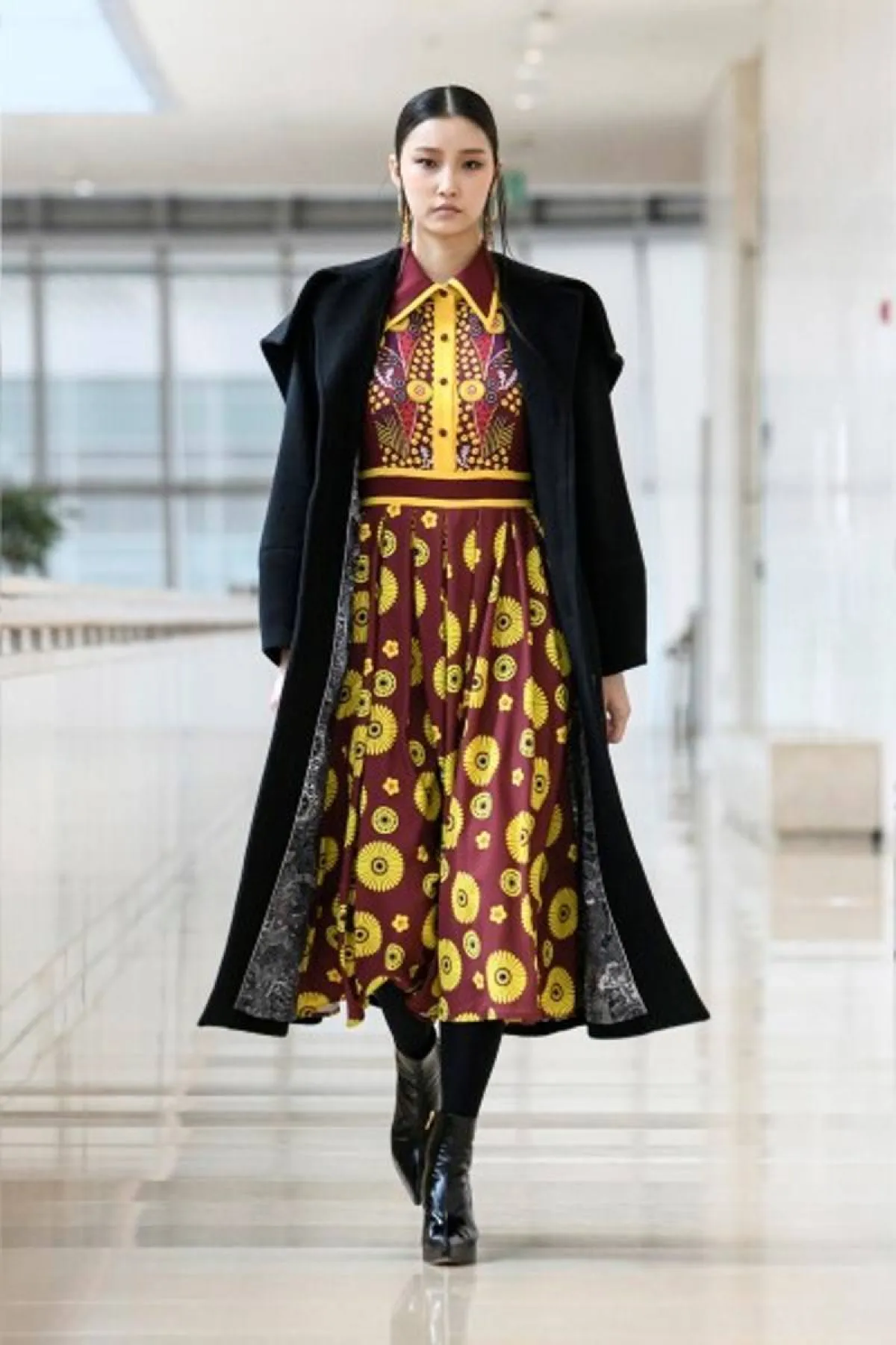 فستان فوقه معطف من دوكان  Doucan