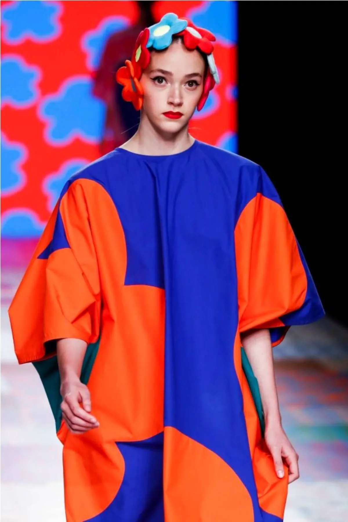 فستان باللون الجريء من اغاثا رويز دو لا برادا  Agatha Ruiz De La Prada