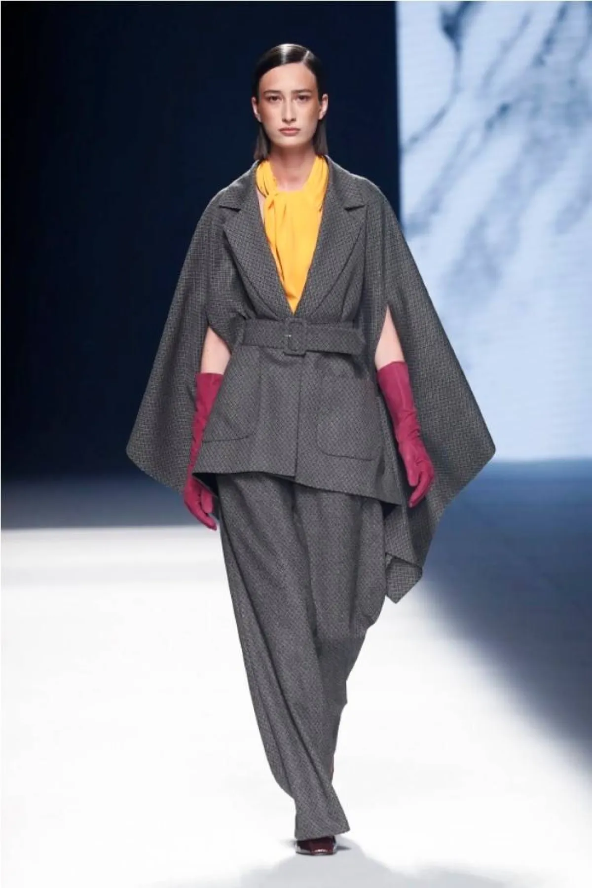 سروال باللون الرمادي لإطلالة ساحرة