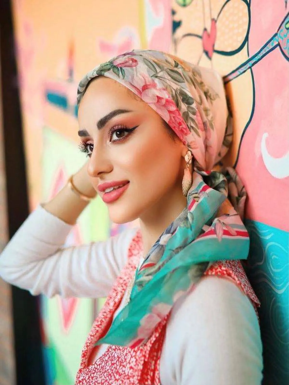 إسراء عثمان بالوشاح المطبع بالزهور -الصورة من حسابها على الانستغرام