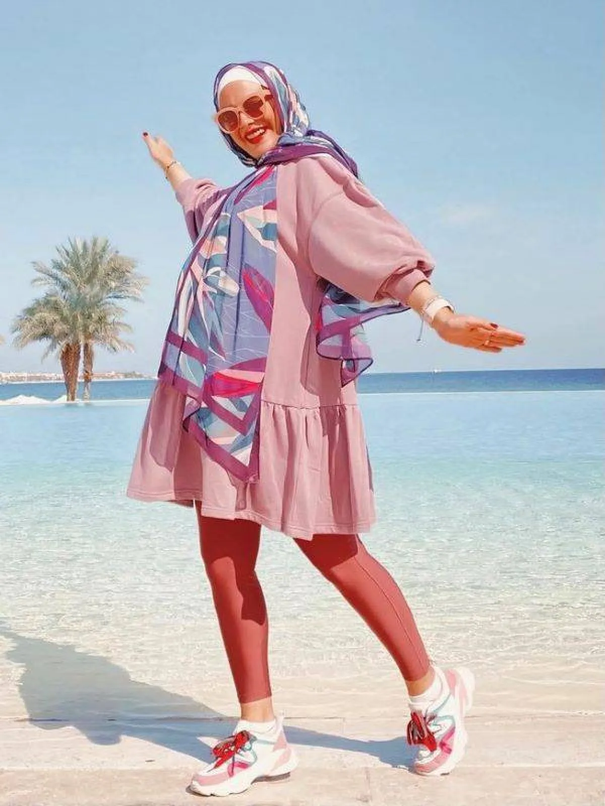 نورهان حسن بوشاح مطبع بعدة ألوان -الصورة من حسابها على الانستغرام