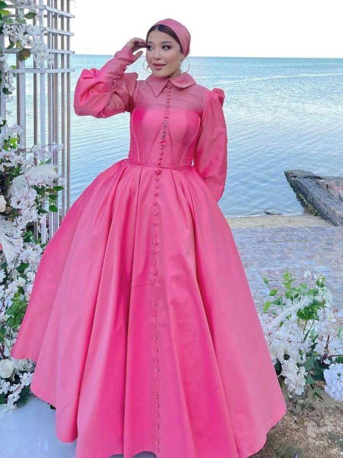 حنان الحكيم بوشاح فوشيا لإطلالة مونكروم -الصورة من حسابها على الانستغرام