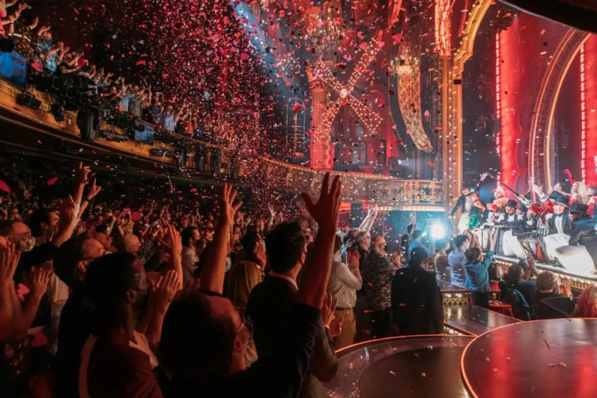 الجمهور يحيي عرض مولان روج- الصورة من فيسبوك moulin rouge the musical