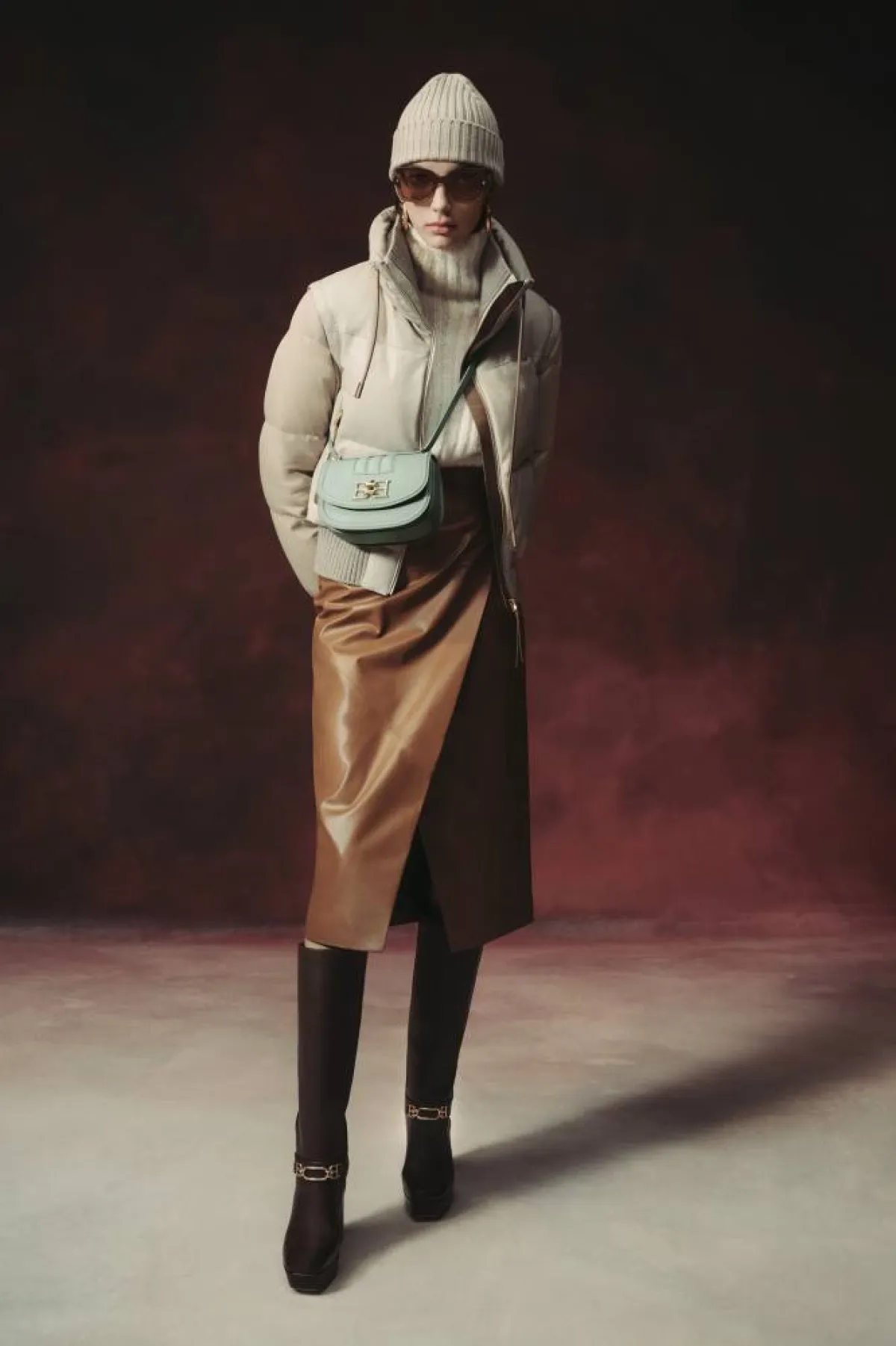 تنورة جلد باللون البني