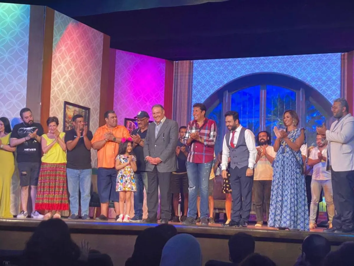 السفير السعودي مع أبطال مسرحية أبو العربي من تويتر السفير أسامة بن أحمد نقلي